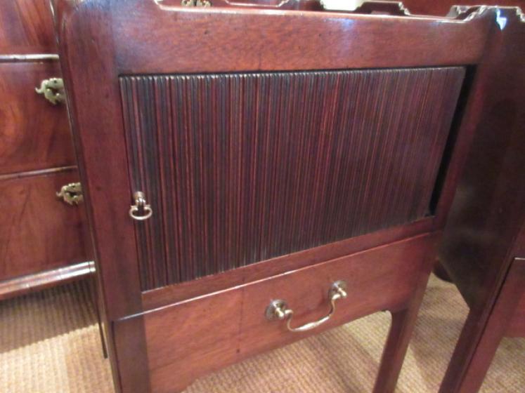 Fine Pair of George III Antique Mahogany Night Stands - Image 4