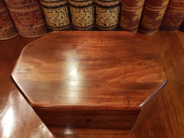 Small Late Victorian Olive Wood Box - Image 4