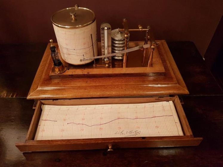 Edwardian Oak Cased Barograph with Thermometer - Image 2