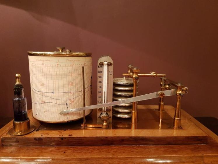 Edwardian Oak Cased Barograph with Thermometer - Image 3