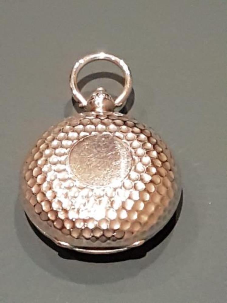 Silver Golf Ball Novelty Sovereign Case - Image 1