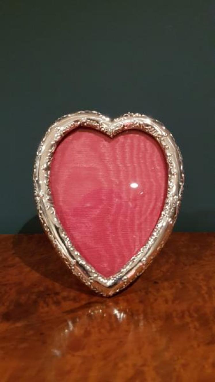 Quality Victorian Silver Heart Shaped Photo Frame - Image 1