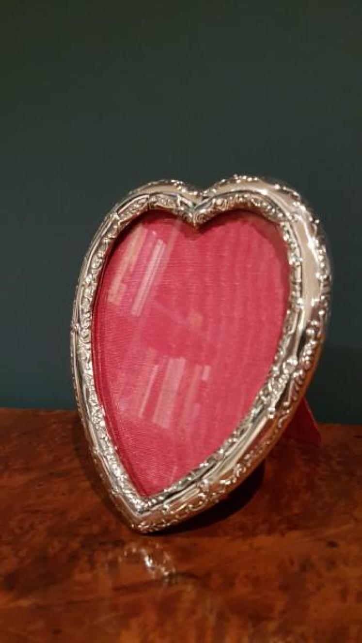 Quality Victorian Silver Heart Shaped Photo Frame - Image 2