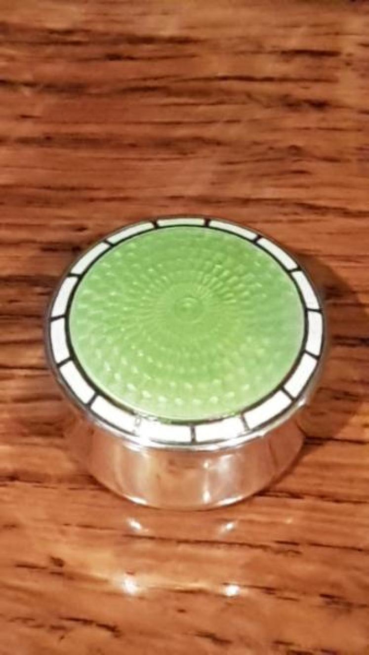Edwardian Silver and Lime Green Enamel Pill Box - Image 3