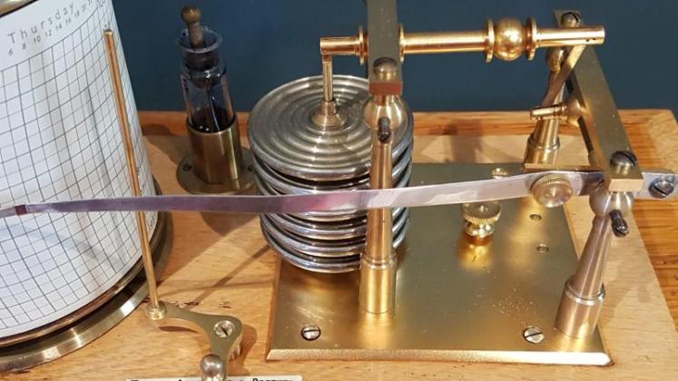 Superior Quality Victorian Oak Barograph - Image 3