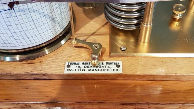 Superior Quality Victorian Oak Barograph - Image 4