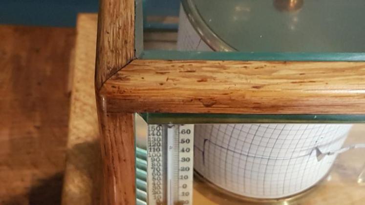 Superior Quality Victorian Oak Barograph - Image 5