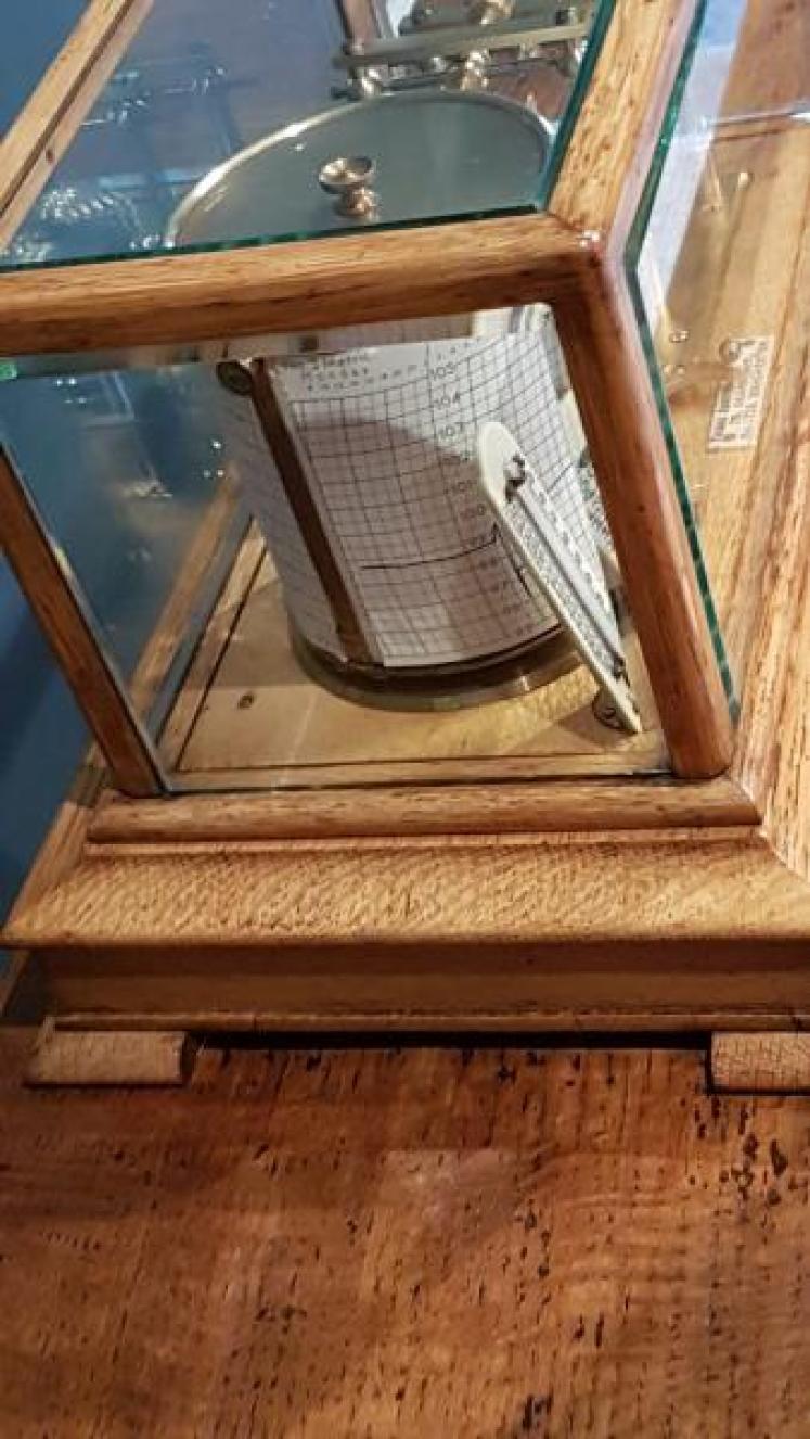 Superior Quality Victorian Oak Barograph - Image 6