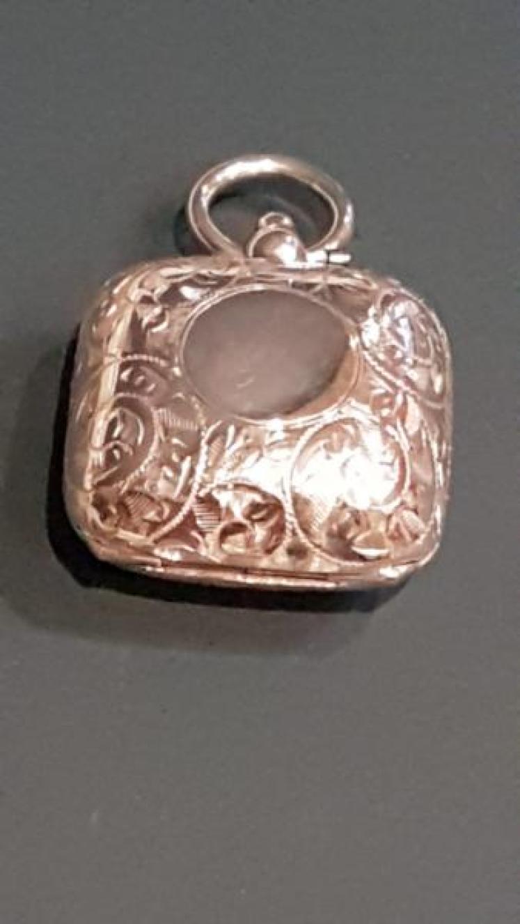 Fine Quality Engraved Silver Sovereign Case - Image 1