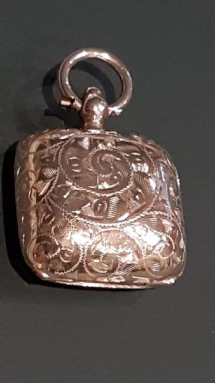 Fine Quality Engraved Silver Sovereign Case - Image 2