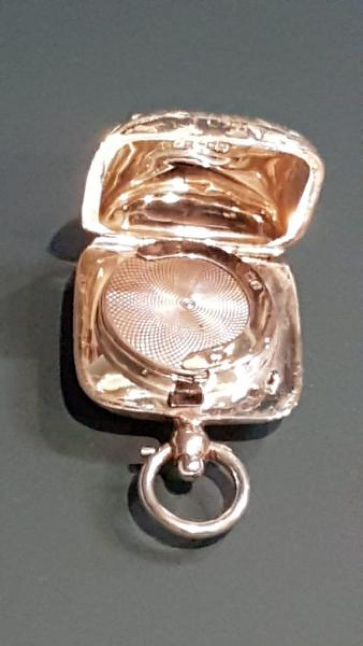 Fine Quality Engraved Silver Sovereign Case - Image 3