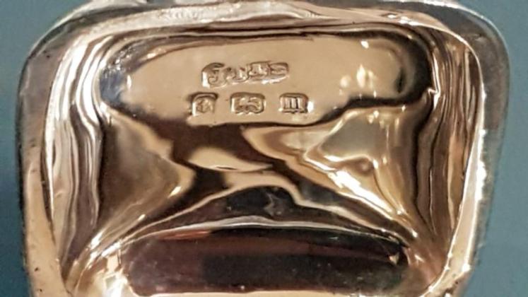 Fine Quality Engraved Silver Sovereign Case - Image 4