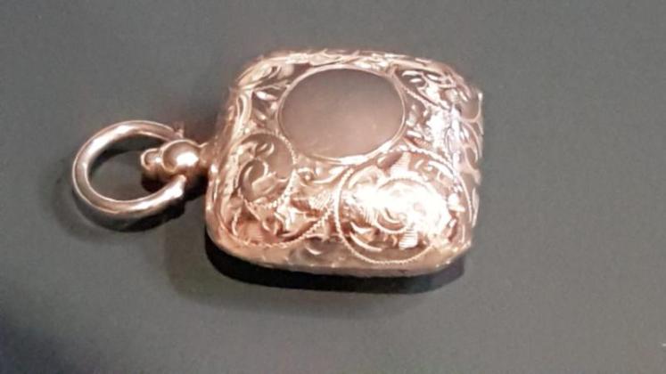 Fine Quality Engraved Silver Sovereign Case - Image 5