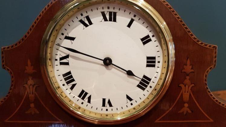 Fine Quality Edwardian Inlaid Mahogany Napoleon Hat Mantel Clock - Image 2