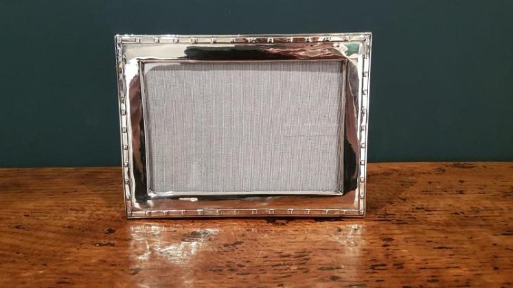 Stylish George V Silver Photo Frame - Image 3