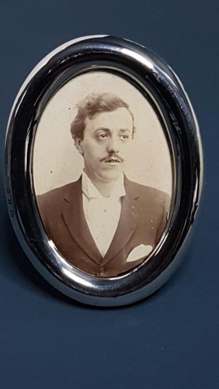 Small Antique Oval Silver Photo Frame - Image 1