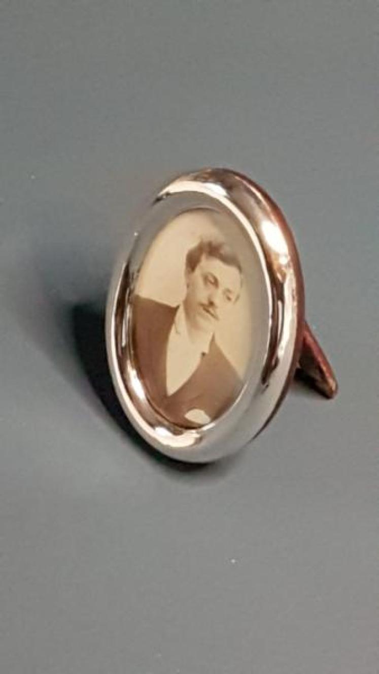 Small Antique Oval Silver Photo Frame - Image 2
