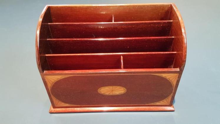Edwardian Mahogany Sheraton Inlaid Letter Rack - Image 2