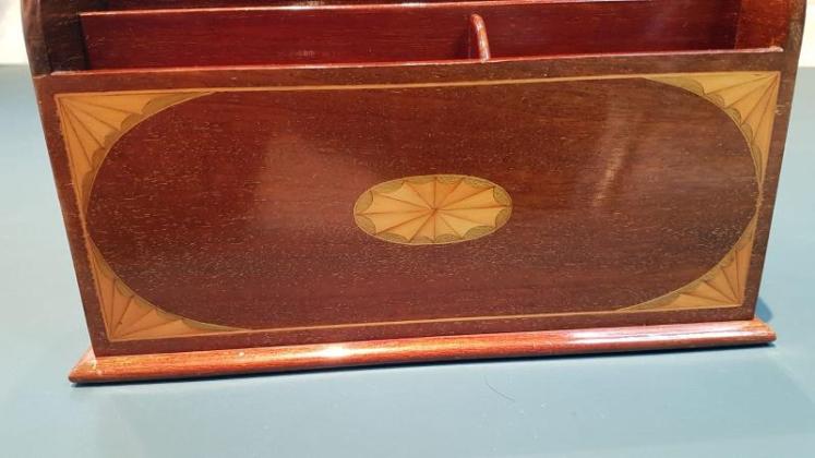 Edwardian Mahogany Sheraton Inlaid Letter Rack - Image 4