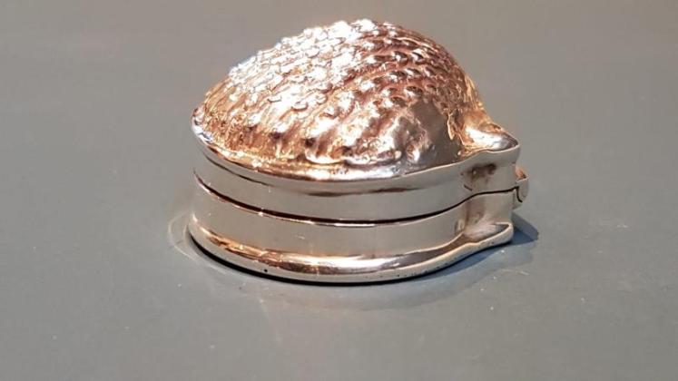 Antique Silver Clam Shell Snuff Box  - Image 2