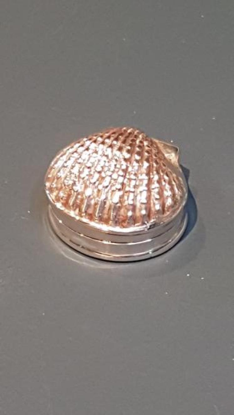 Antique Silver Clam Shell Snuff Box  - Image 3
