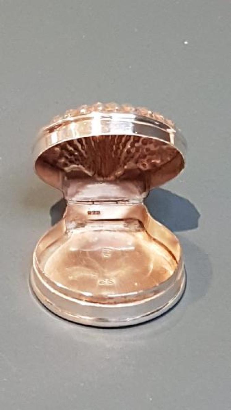 Antique Silver Clam Shell Snuff Box  - Image 5
