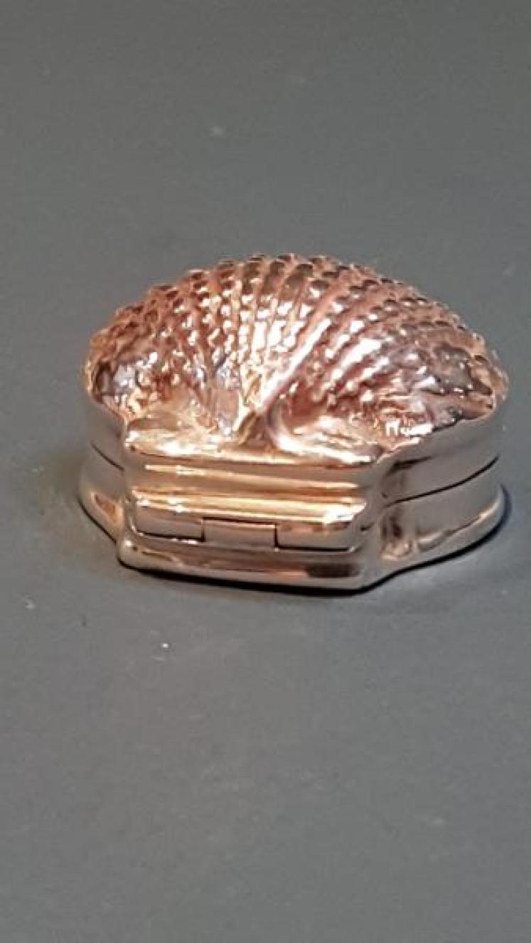 Antique Silver Clam Shell Snuff Box  - Image 6