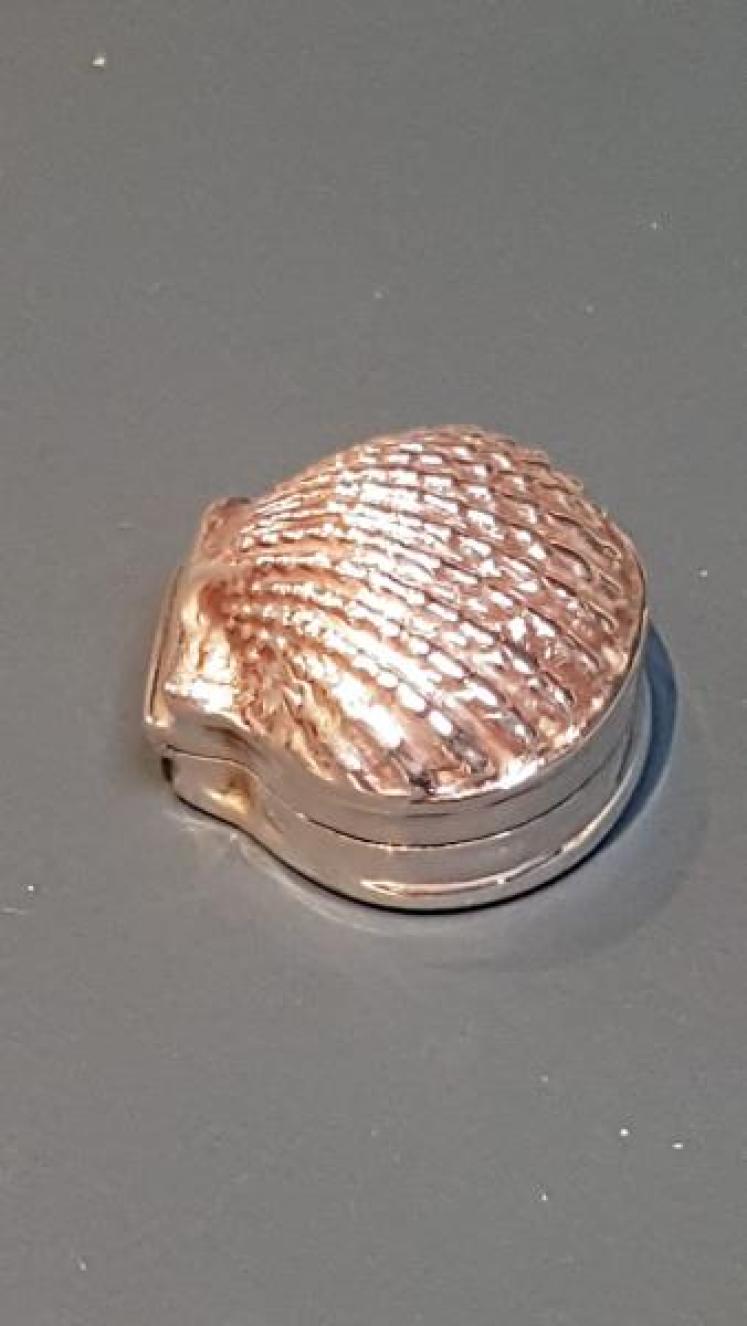 Antique Silver Clam Shell Snuff Box  - Image 7