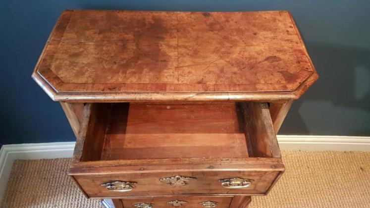 Small Proportioned George I Walnut Chest of Drawers - Image 3