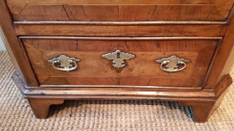Small Proportioned George I Walnut Chest of Drawers - Image 5