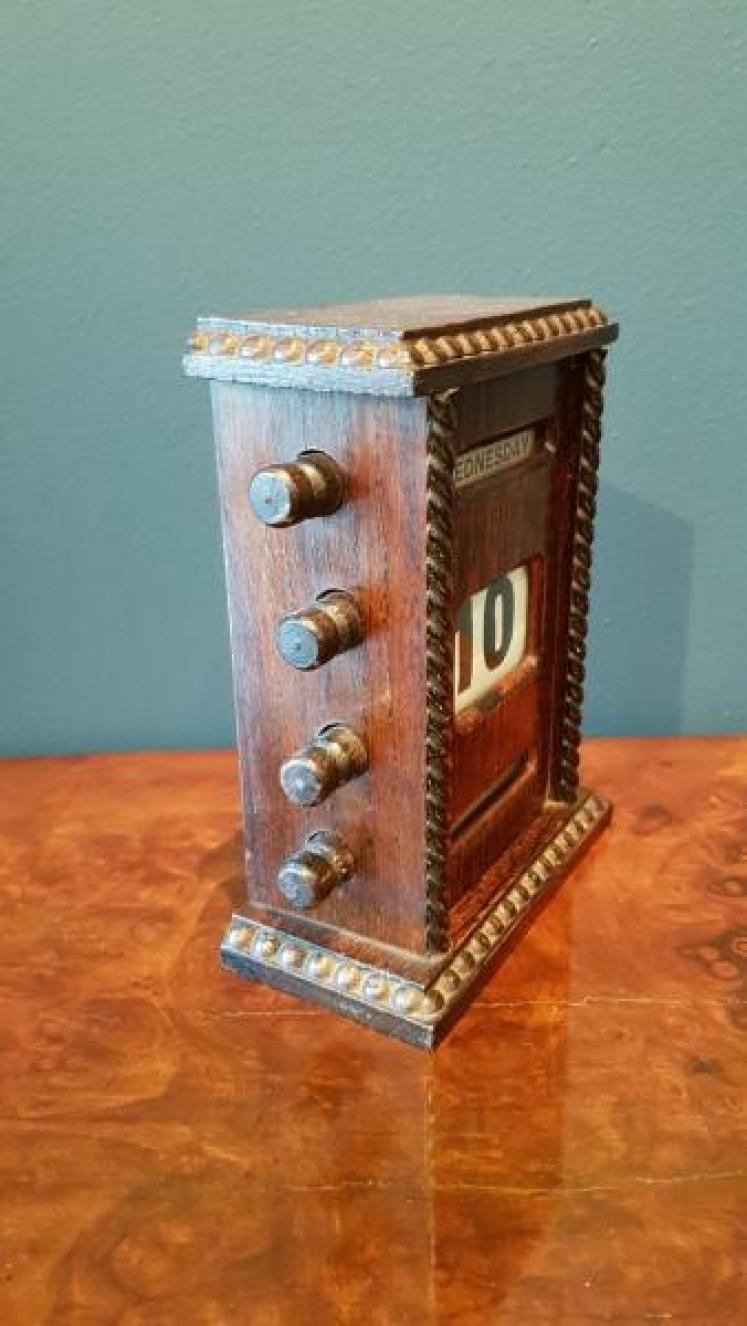 Victorian Oak Perpetual Desk Calendar - Image 3