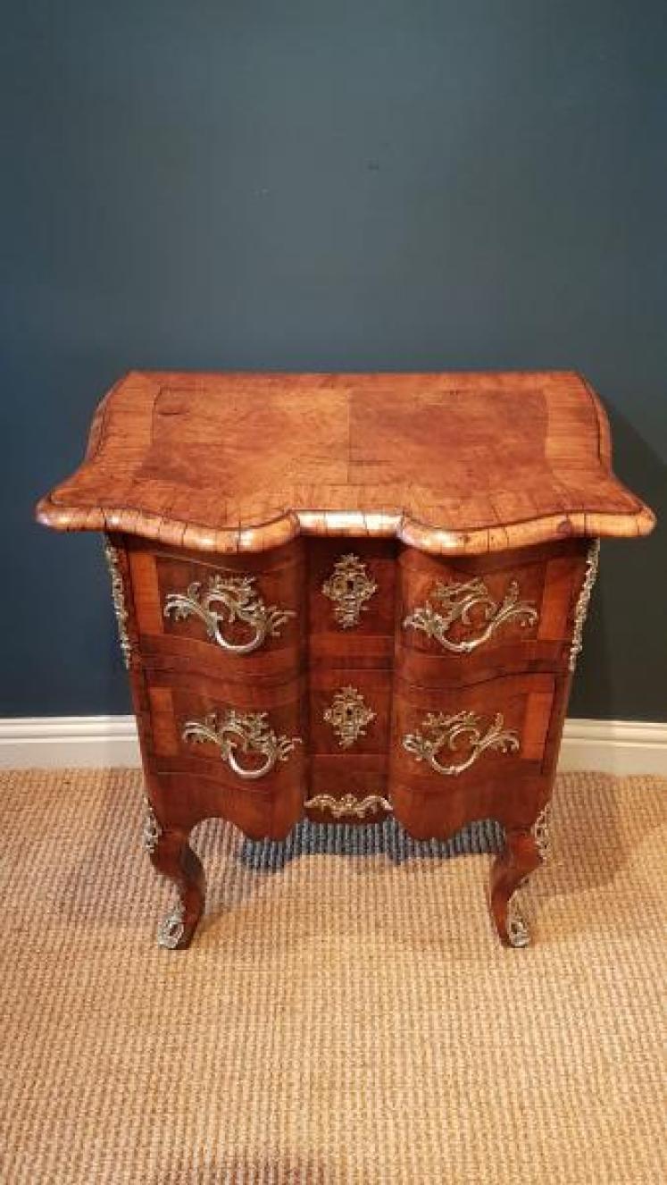 Victorian Walnut Serpentine Fronted Chest of Drawers - Image 1