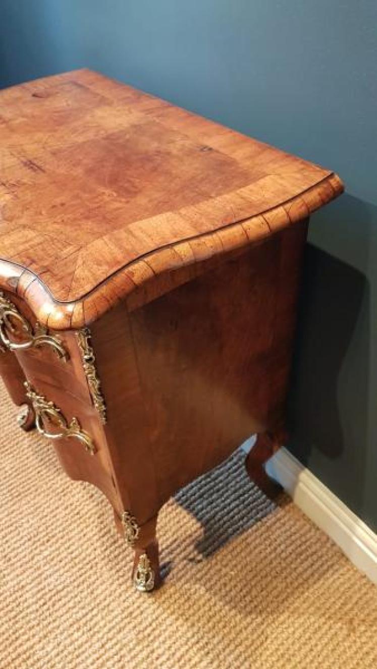 Victorian Walnut Serpentine Fronted Chest of Drawers - Image 3