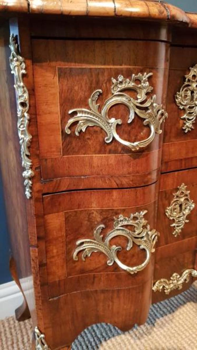 Victorian Walnut Serpentine Fronted Chest of Drawers - Image 4