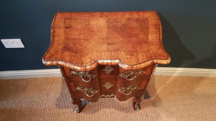 Victorian Walnut Serpentine Fronted Chest of Drawers - Image 7