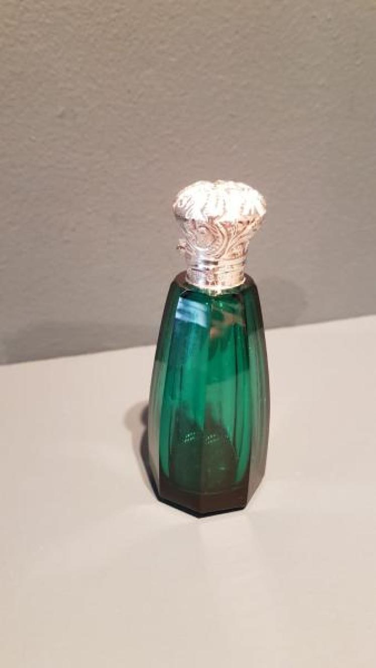 Victorian Emerald Green Crystal and Silver Scent Bottle - Image 1