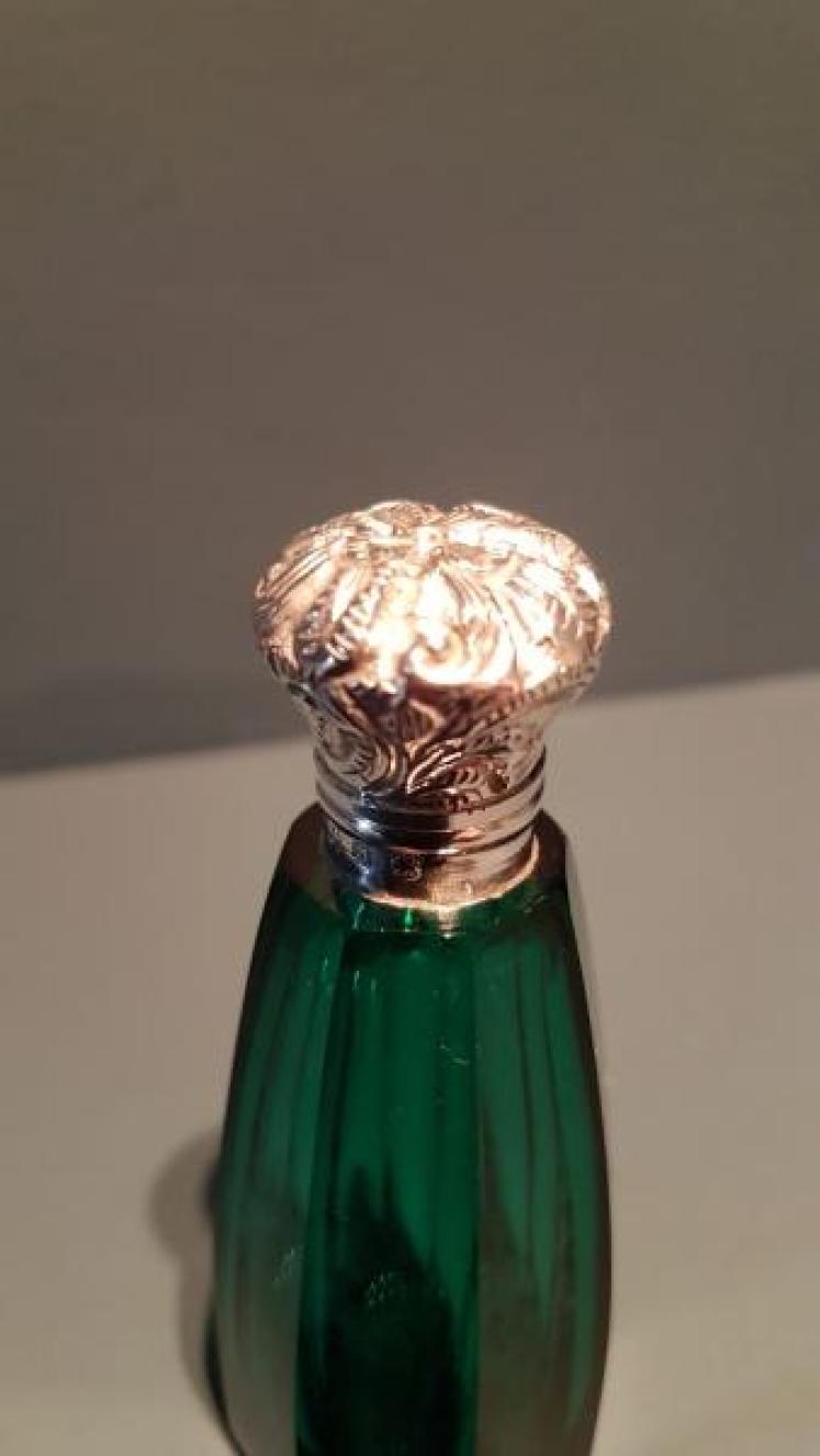 Victorian Emerald Green Crystal and Silver Scent Bottle - Image 2