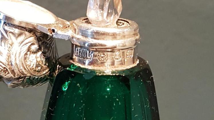 Victorian Emerald Green Crystal and Silver Scent Bottle - Image 3