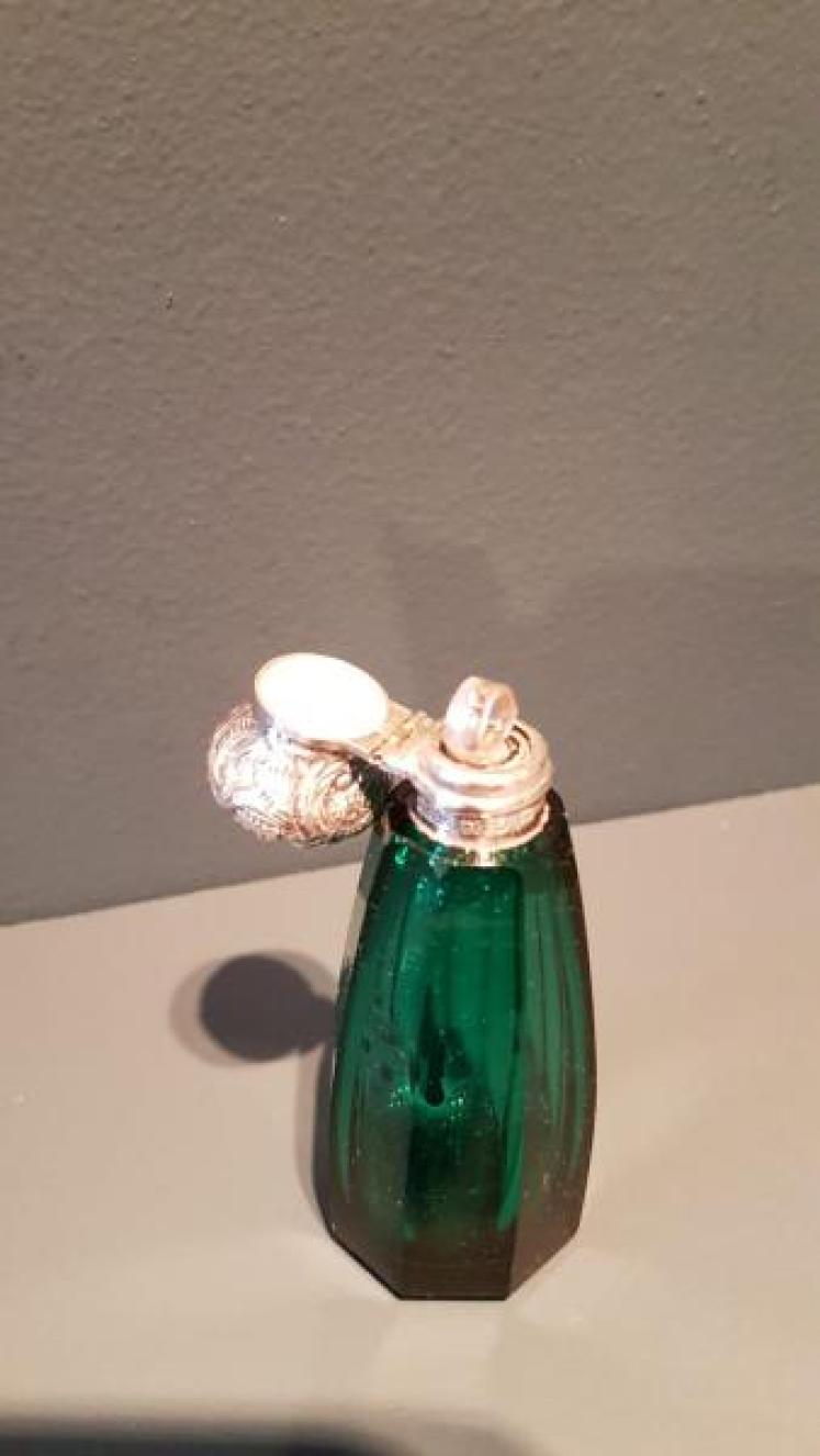 Victorian Emerald Green Crystal and Silver Scent Bottle - Image 4