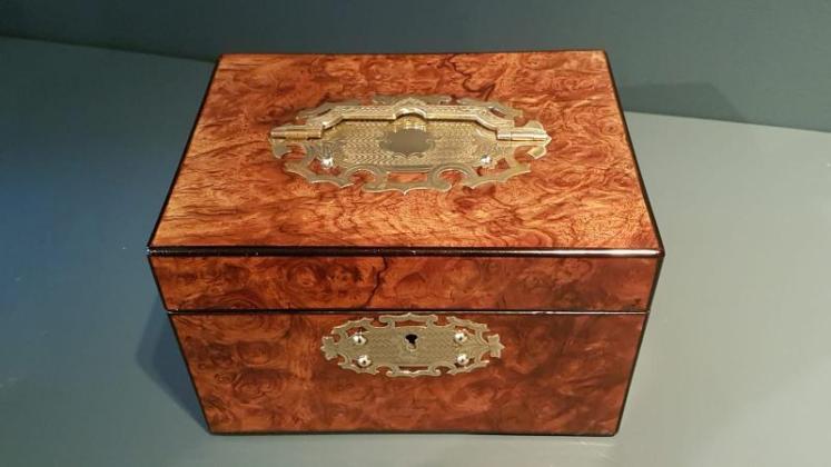 Fine Quality Victorian Walnut Jewellery Box - Image 2