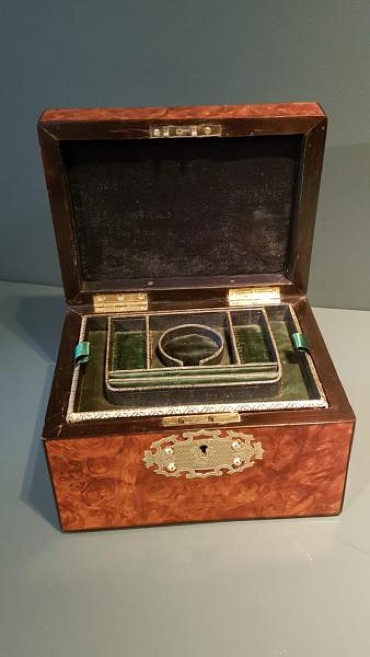 Fine Quality Victorian Walnut Jewellery Box - Image 3