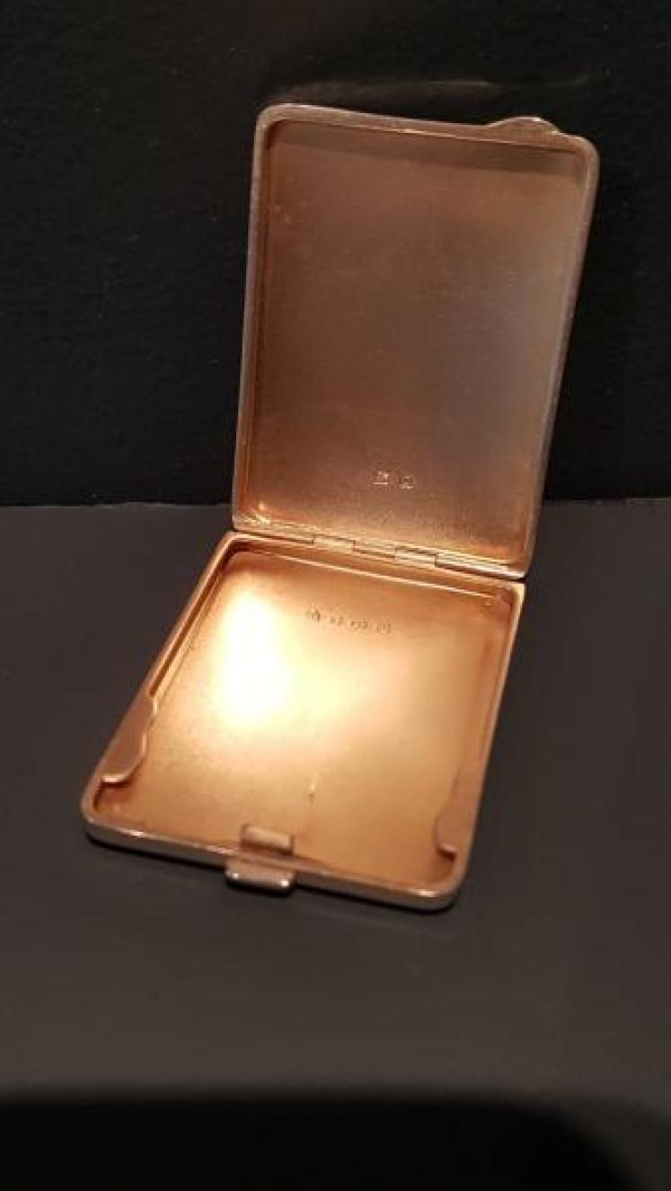 Silver and Pink Sunburst Engine Turned Ladies Matchbook Holder - Image 3