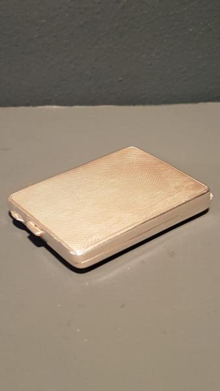 Silver and Pink Sunburst Engine Turned Ladies Matchbook Holder - Image 4
