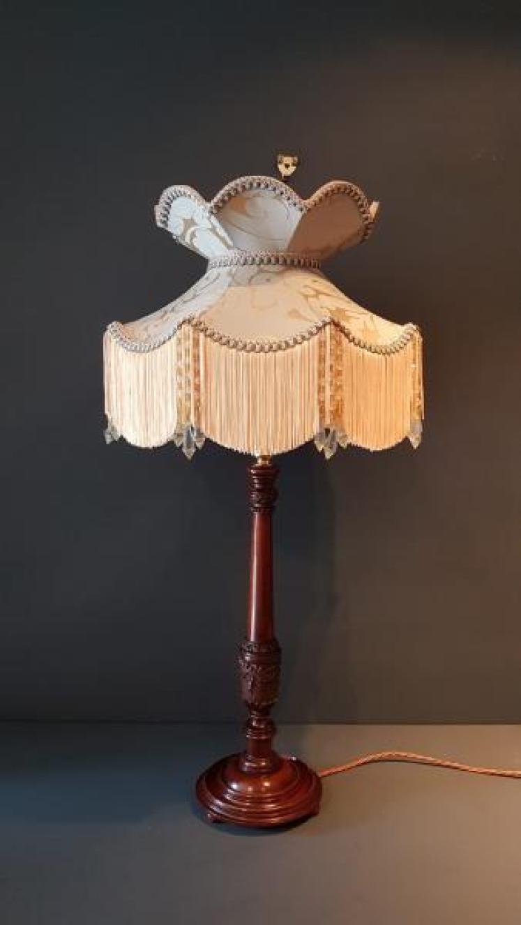 Fine Quality Edwardian Carved Mahogany Table Lamp  - Image 1