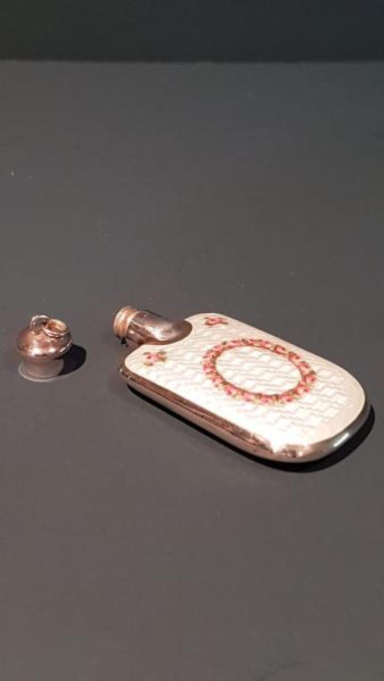 Antique Engine Turned Enamel Silver Pocket Scent Bottle - Image 2