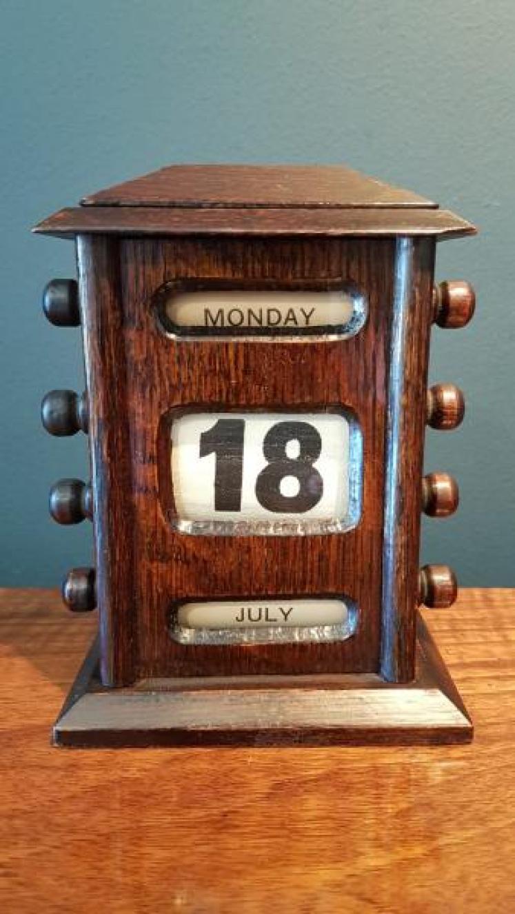 Edwardian Oak Perpetual Desk Calendar - Image 1