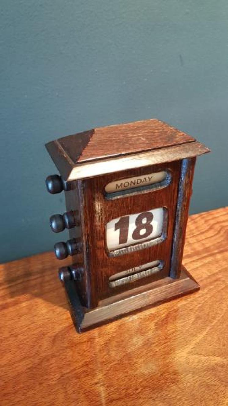 Edwardian Oak Perpetual Desk Calendar - Image 2