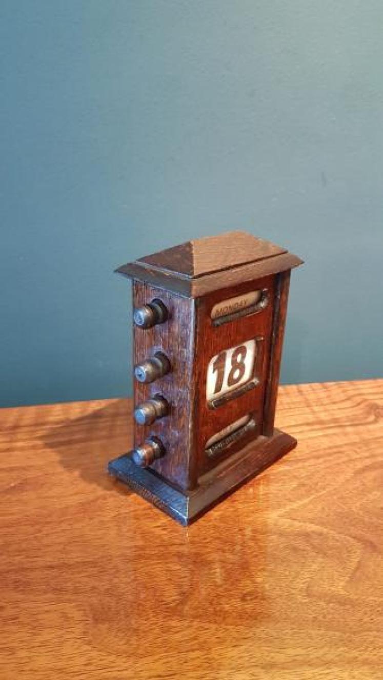 Edwardian Oak Perpetual Desk Calendar - Image 3