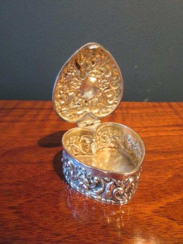Edwardian Period Silver Heart Shaped Trinket Box - Image 4