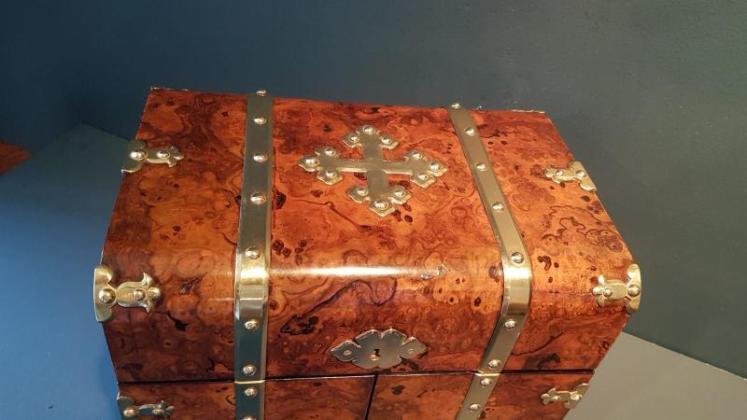 Superb Victorian Burr Walnut Tantalus Box - Image 2